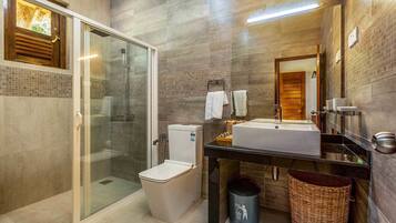 Deluxe Double Room | Bathroom | Shower, rainfall showerhead, free toiletries, hair dryer