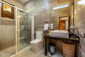 Deluxe Double Room | Bathroom | Shower, rainfall showerhead, free toiletries, hair dryer - Tranquil Wild (Lunugamvehera)