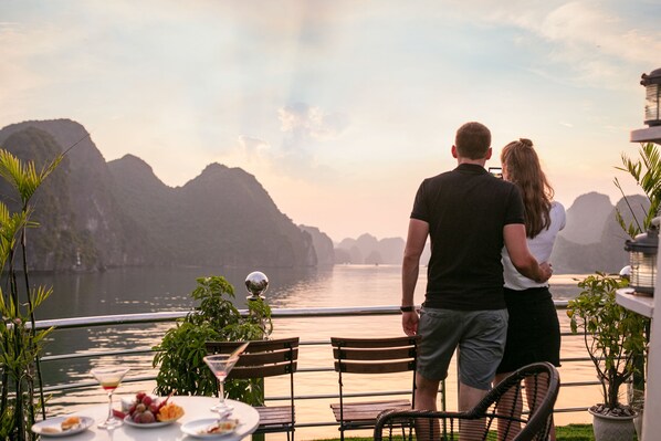 Frokost, lunsj og middag serveres, lokale og internasjonale retter