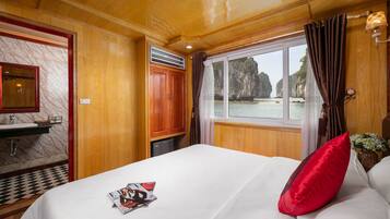 Deluxe Double or Twin Room, Ocean View | 1 bedroom, minibar, blackout drapes, soundproofing