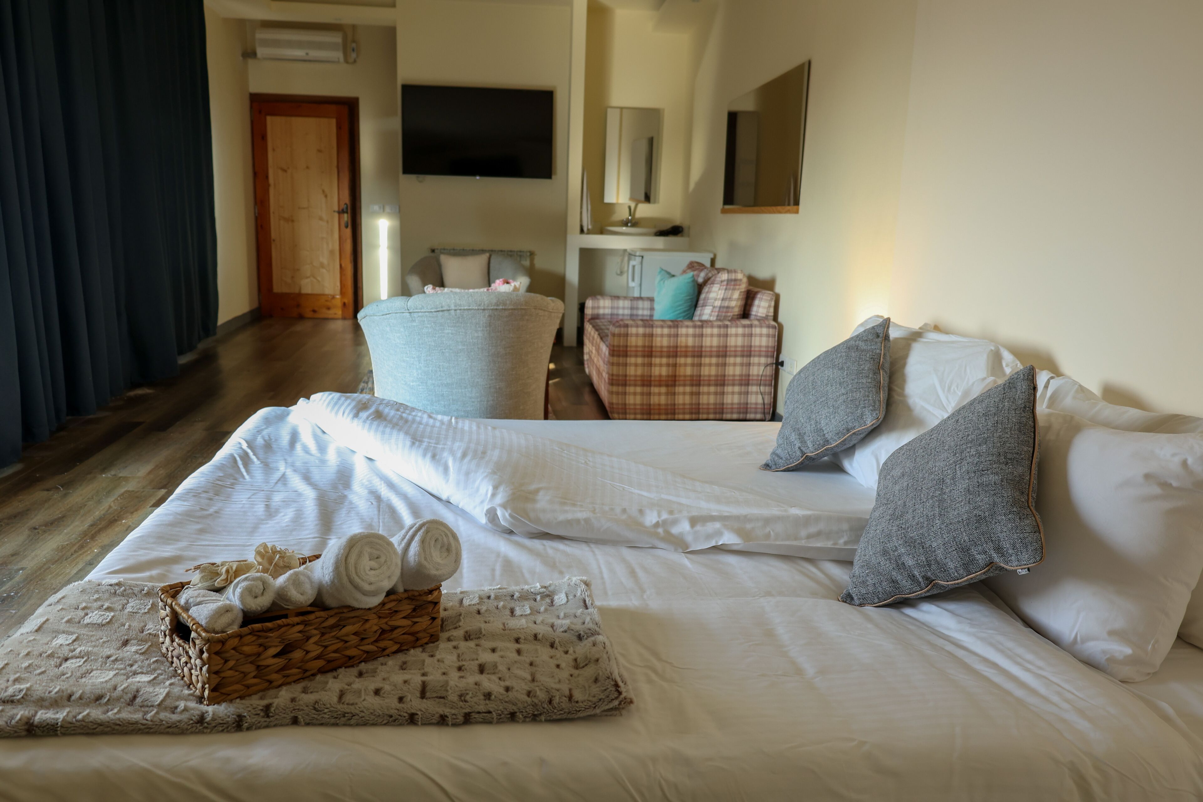 Junior Suite, 1 King Bed | 1 bedroom, in-room safe, soundproofing, iron/ironing board