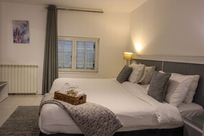Classic Room, 1 King Bed | 1 bedroom, in-room safe, soundproofing, iron/ironing board - Chateau Deau Faraya (Faraya)