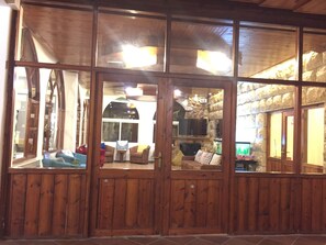 Interior - Chateau Deau Faraya (Faraya)