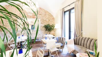 Desayuno buffet diario (EUR 18 por persona)