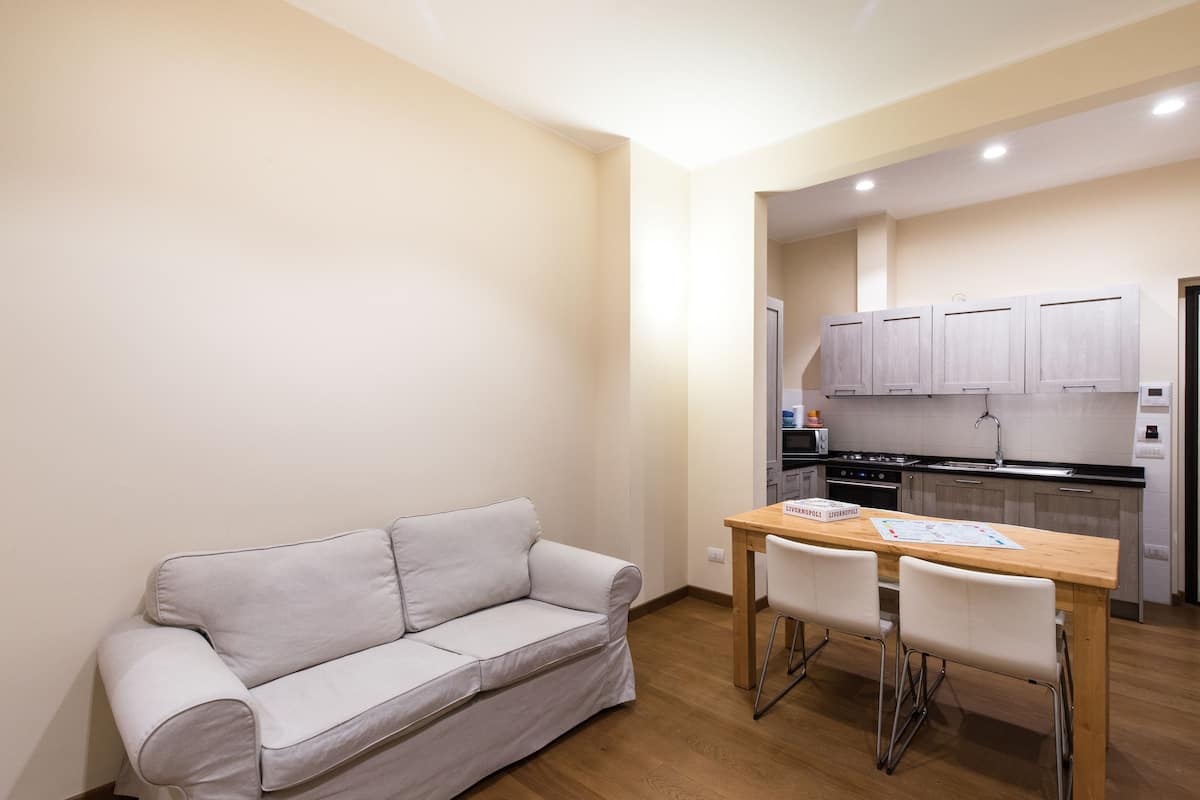 Appartement, 2 slaapkamers, balkon | Woonruimte | Een smart-tv