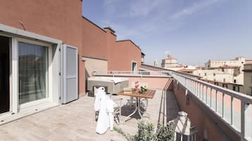 Suite, idromassaggio, piano elevato | 1 camera, biancheria da letto di alta qualità, copriletto in piuma