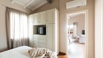Suite, bañera de hidromasaje, en una planta alta | 1 dormitorio, ropa de cama de alta calidad, edredones de plumas