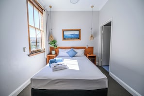 Comfort vierpersoonskamer, 2 queensize bedden, en-suite badkamer | Een bureau, gratis wifi, beddengoed