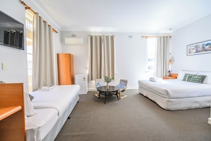 Triple Room Ensuite Bathroom | Desk, free WiFi, bed sheets