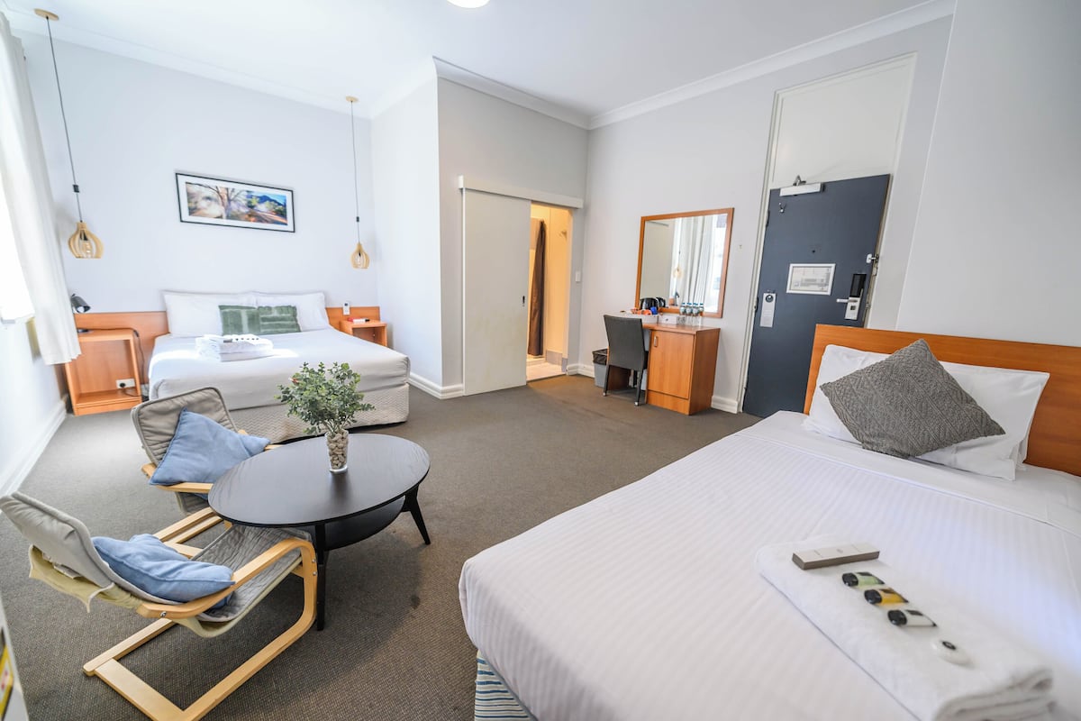Quarto conforto, várias camas | Escrivaninha, Wi-Fi de cortesia, roupa de cama