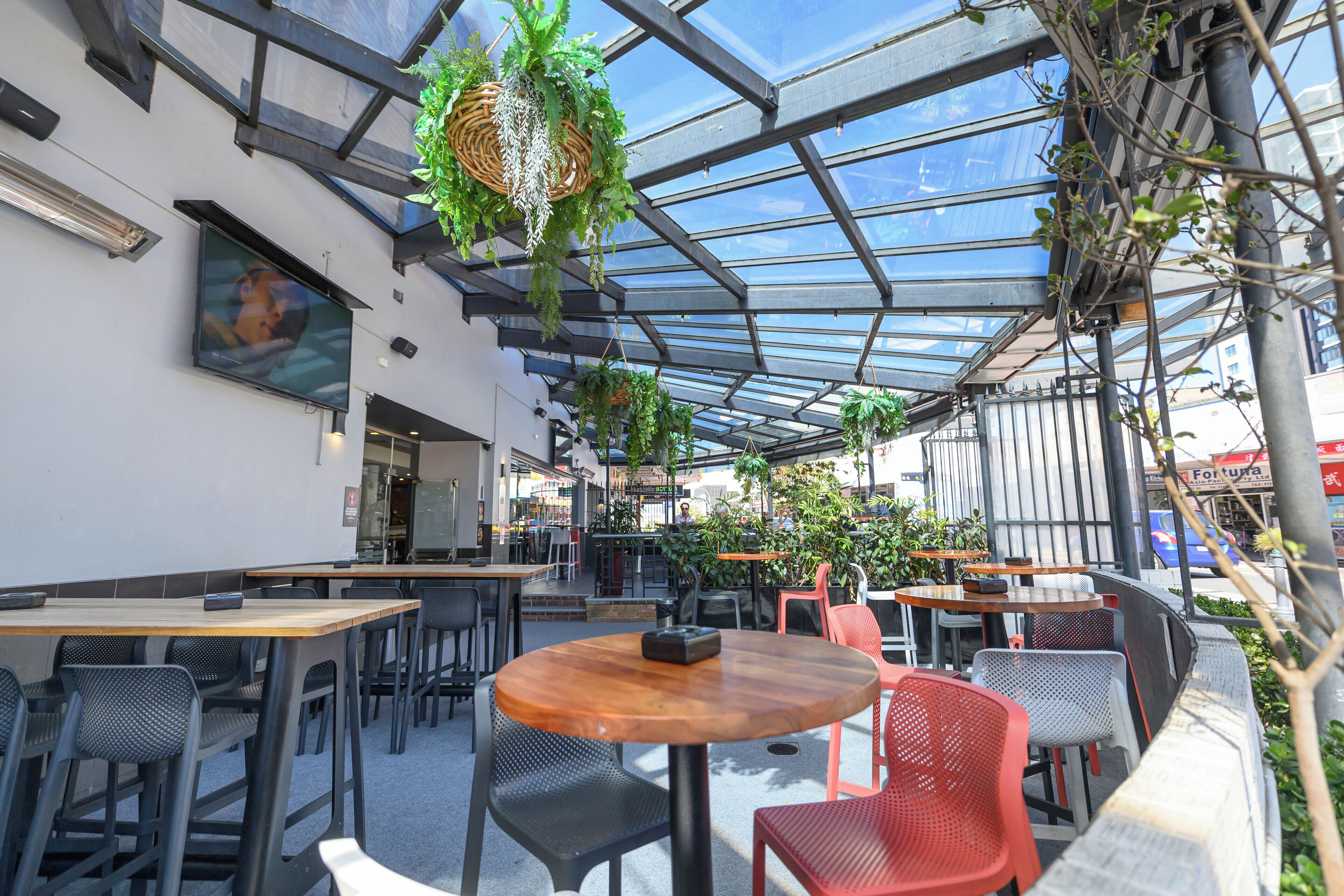 供應午餐及晚餐