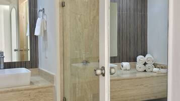 Douche, séchoir à cheveux, serviettes fournies