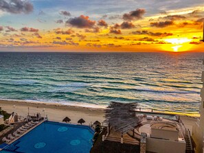 Pool - Incredible sea view deluxe with balcony (Zona Hotelera Cancún)