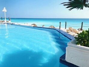 Piscine à débordement