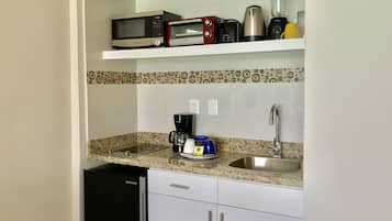 Geladeira, micro-ondas, cafeteira/chaleira, torradeira