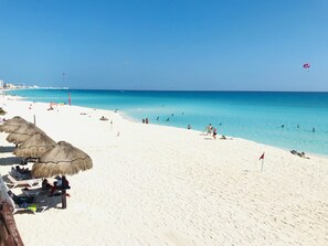 Sur la plage, serviettes de plage