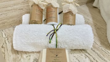 Secador de cabelo, toalhas de banho, shampoo, papel higiênico