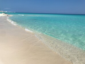 Sur la plage, serviettes de plage