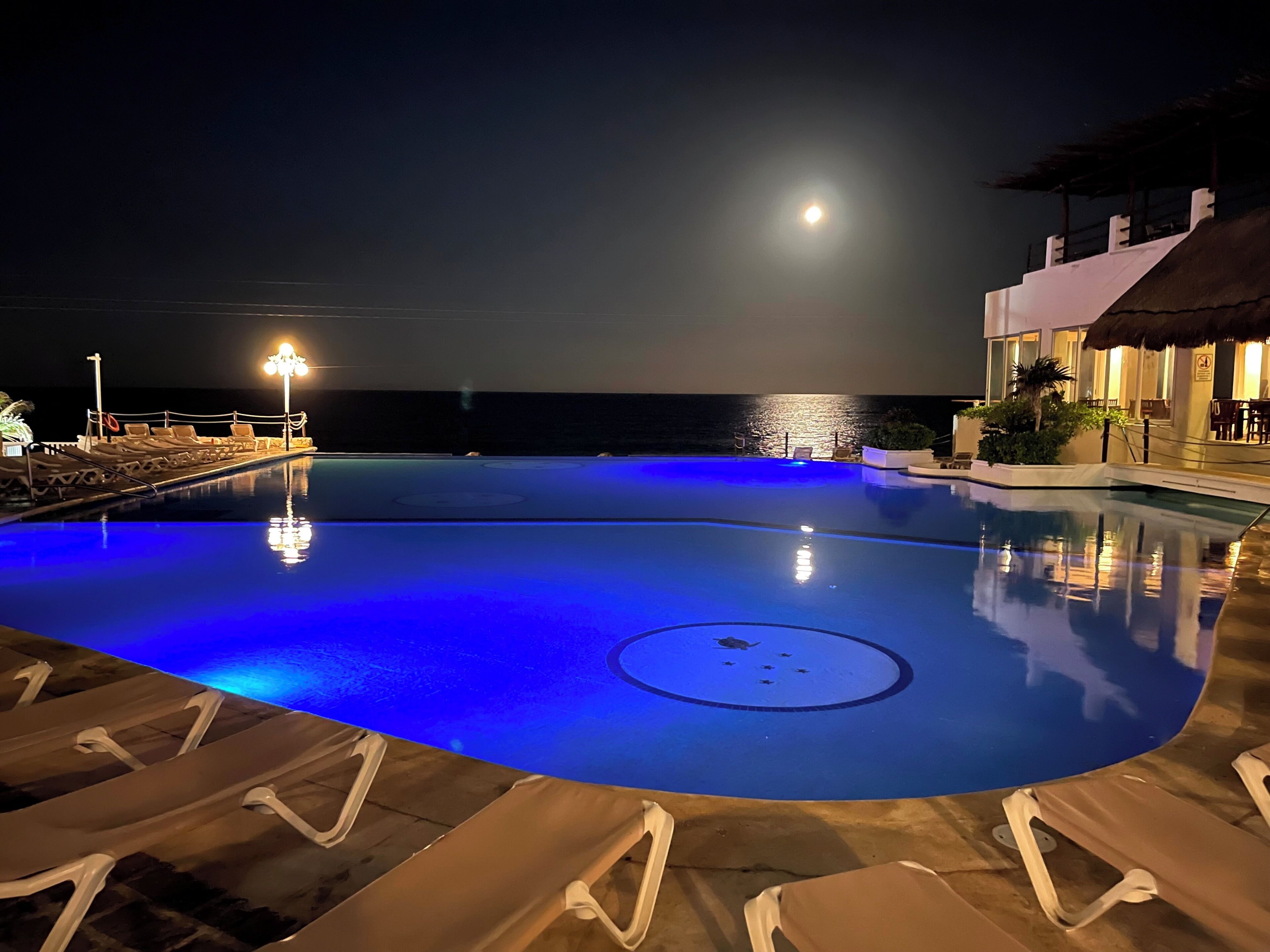 Piscine à débordement