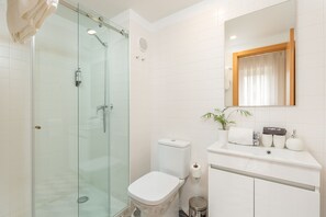 Shower, hair dryer, towels