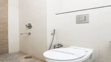Shower, rainfall showerhead, free toiletries
