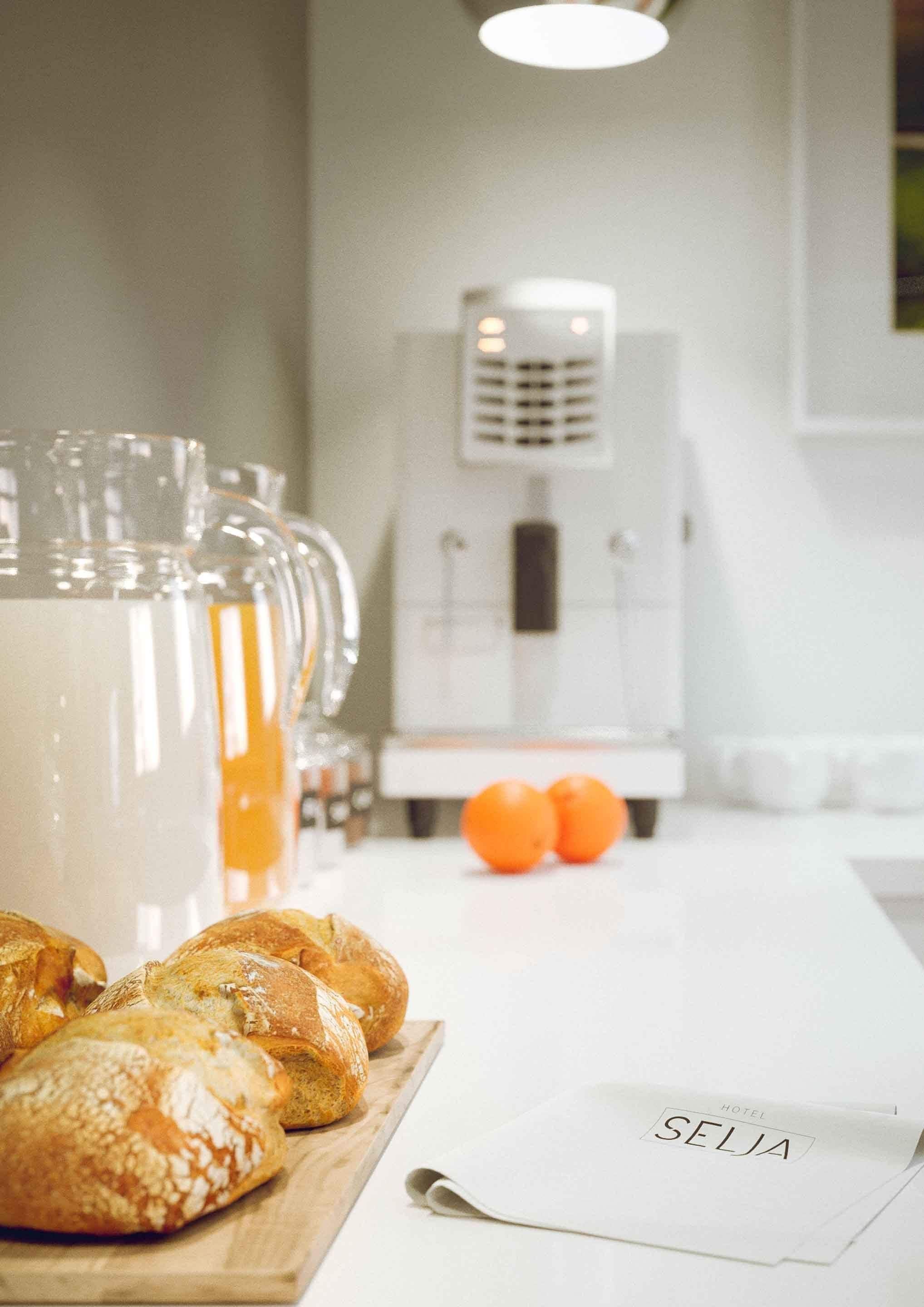 free daily full breakfast