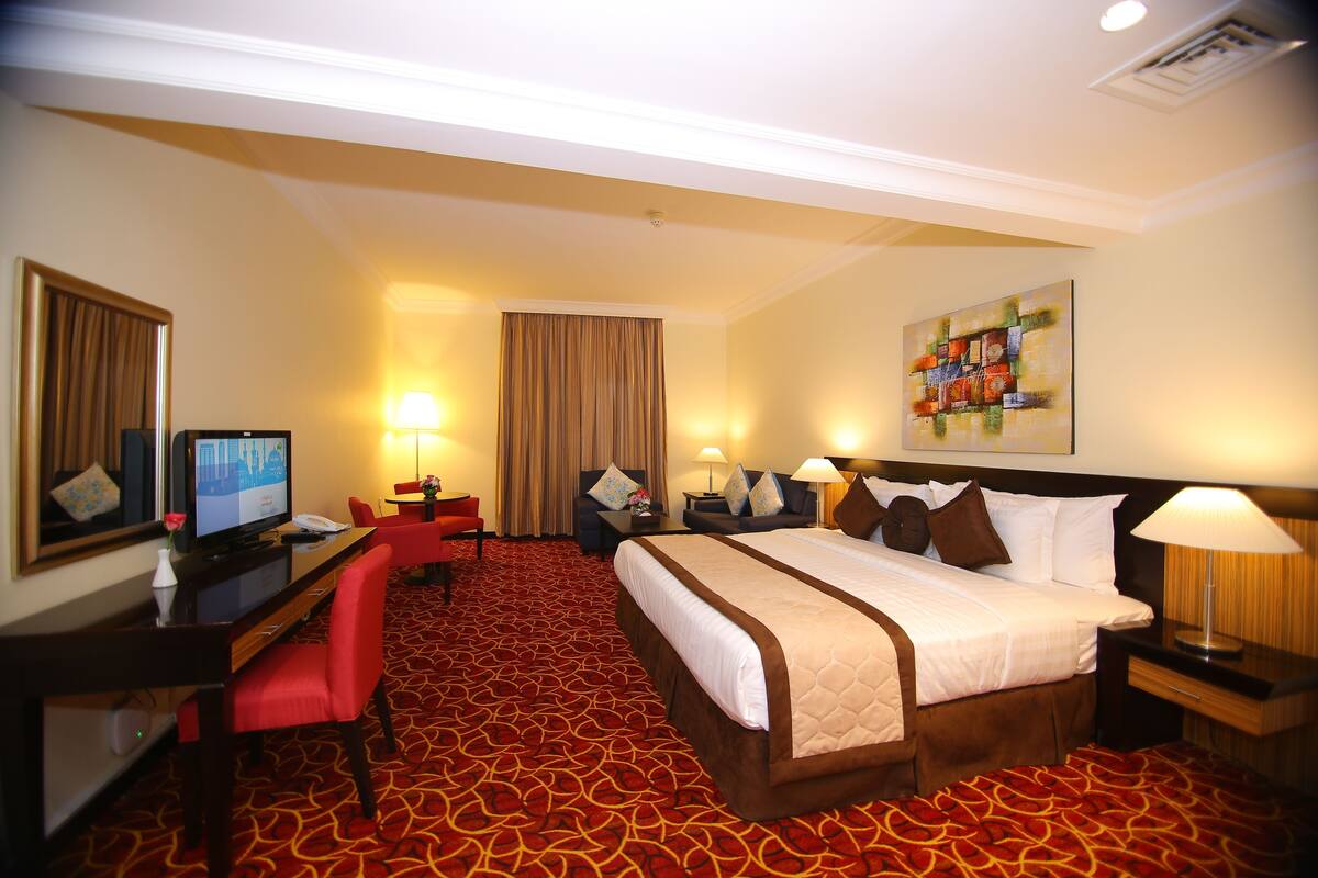 Premium bedding, in-room safe, desk, blackout drapes