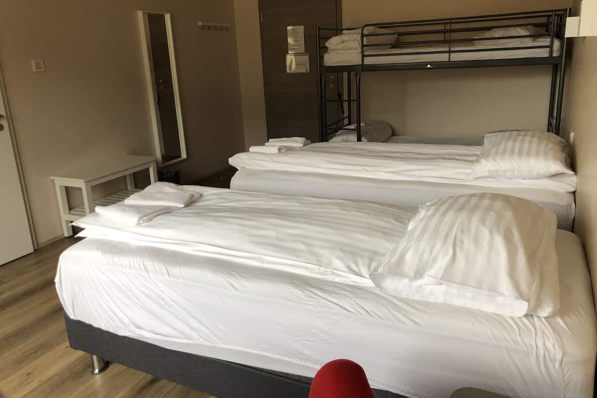 Family Quadruple Room, Private Bathroom - Self Check-in | Tende oscuranti, insonorizzazione, culle/letti per bambini (gratuiti)