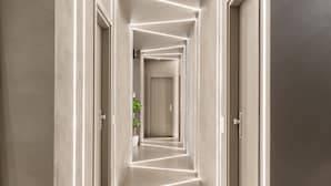 Un couloir moderne aux motifs lumineux géométriques et au design minimaliste.