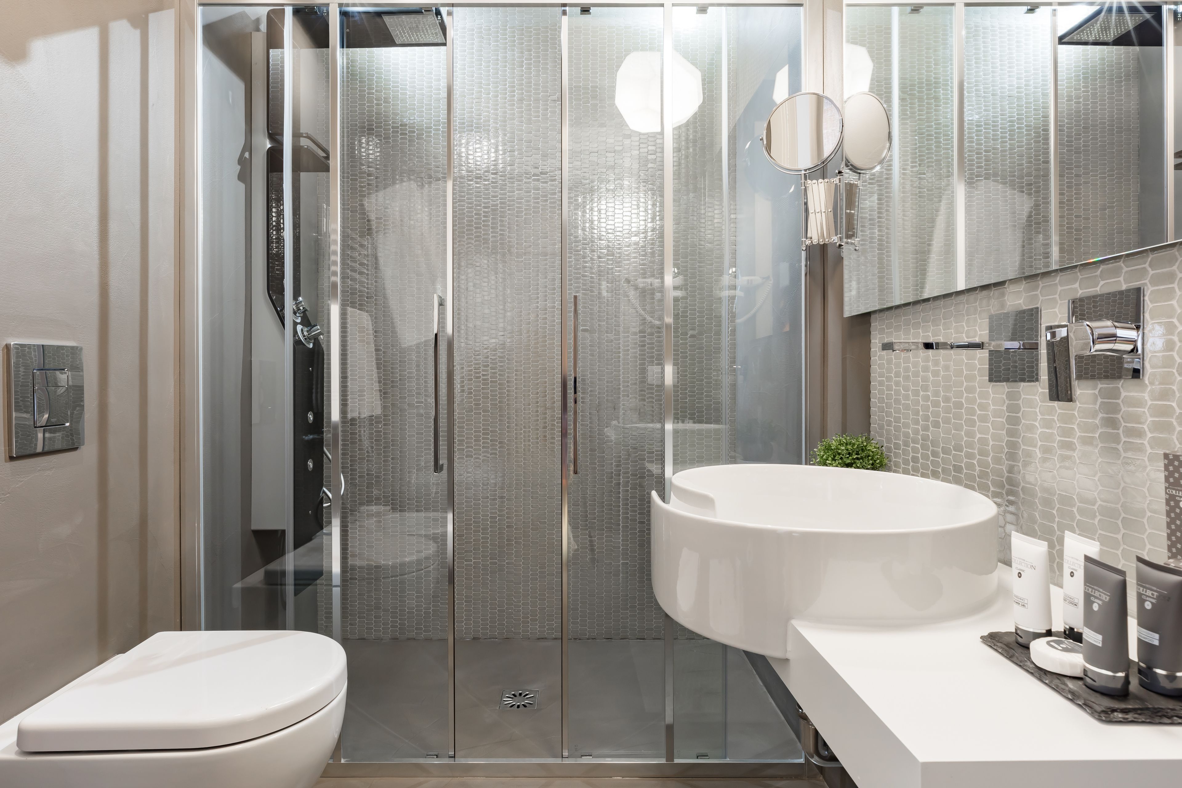 Deluxe driepersoonskamer, 1 kingsize bed met slaapbank, balkon | Badkamer | Een douche, een regendouche, gratis toiletartikelen, een haardroger