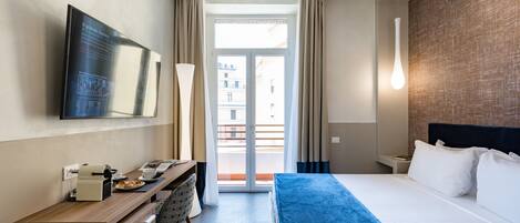 A World Aparts - Barberini Boutique Hotel (via Barberini 68) | Edredón, caja de seguridad en la habitación y escritorio