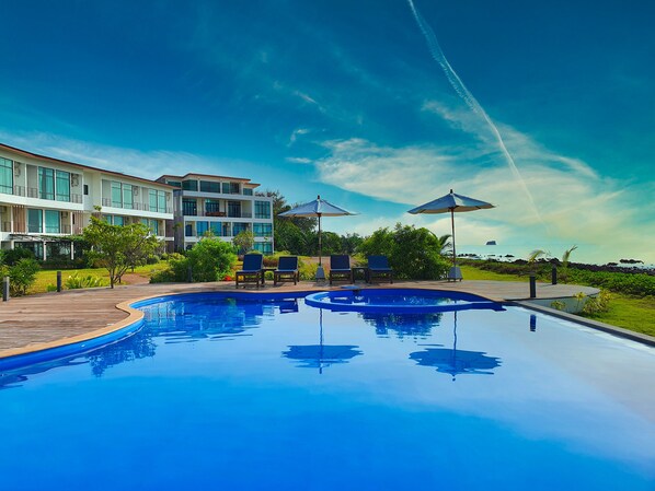Piscina a l'aire lliure (horari: 07:00-19:00), para-sols i gandules