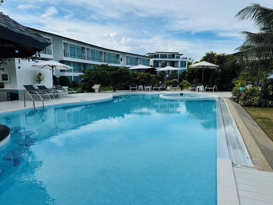 Una piscina al aire libre (de 07:00 a 19:00), sombrillas, tumbonas