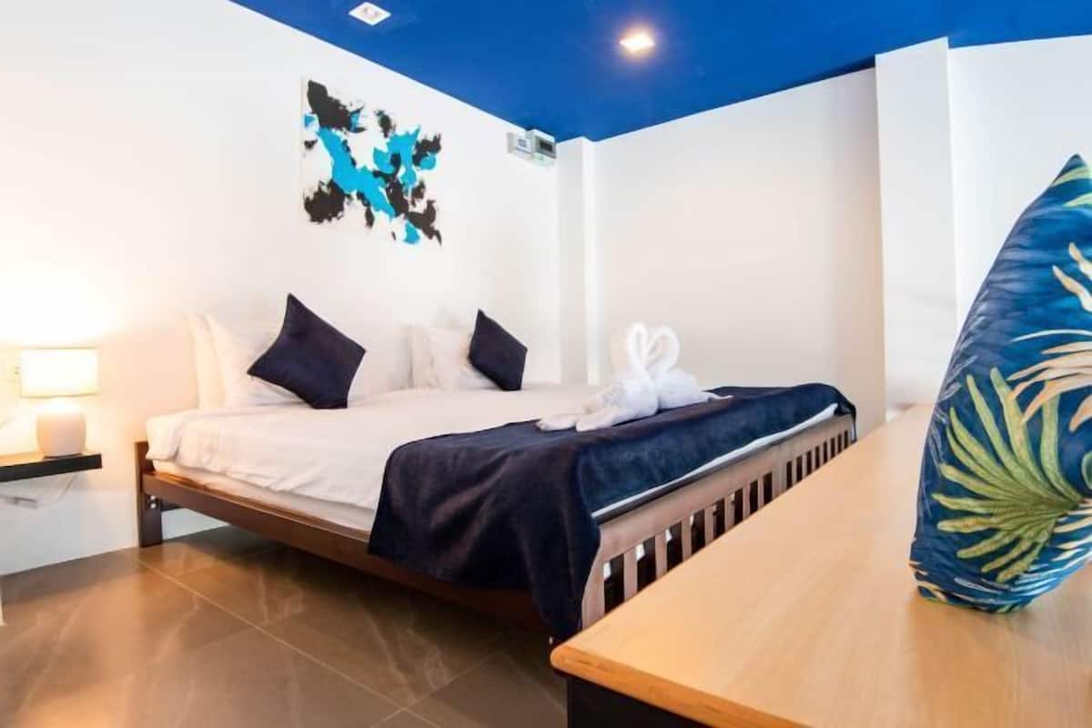 1 habitación, caja de seguridad en la habitación y escritorio