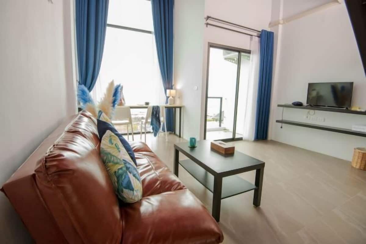 Área de sala de estar | Smart TV de 32 pulgadas con canales vía satélite y televisión