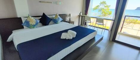 1 habitación, caja de seguridad en la habitación y escritorio