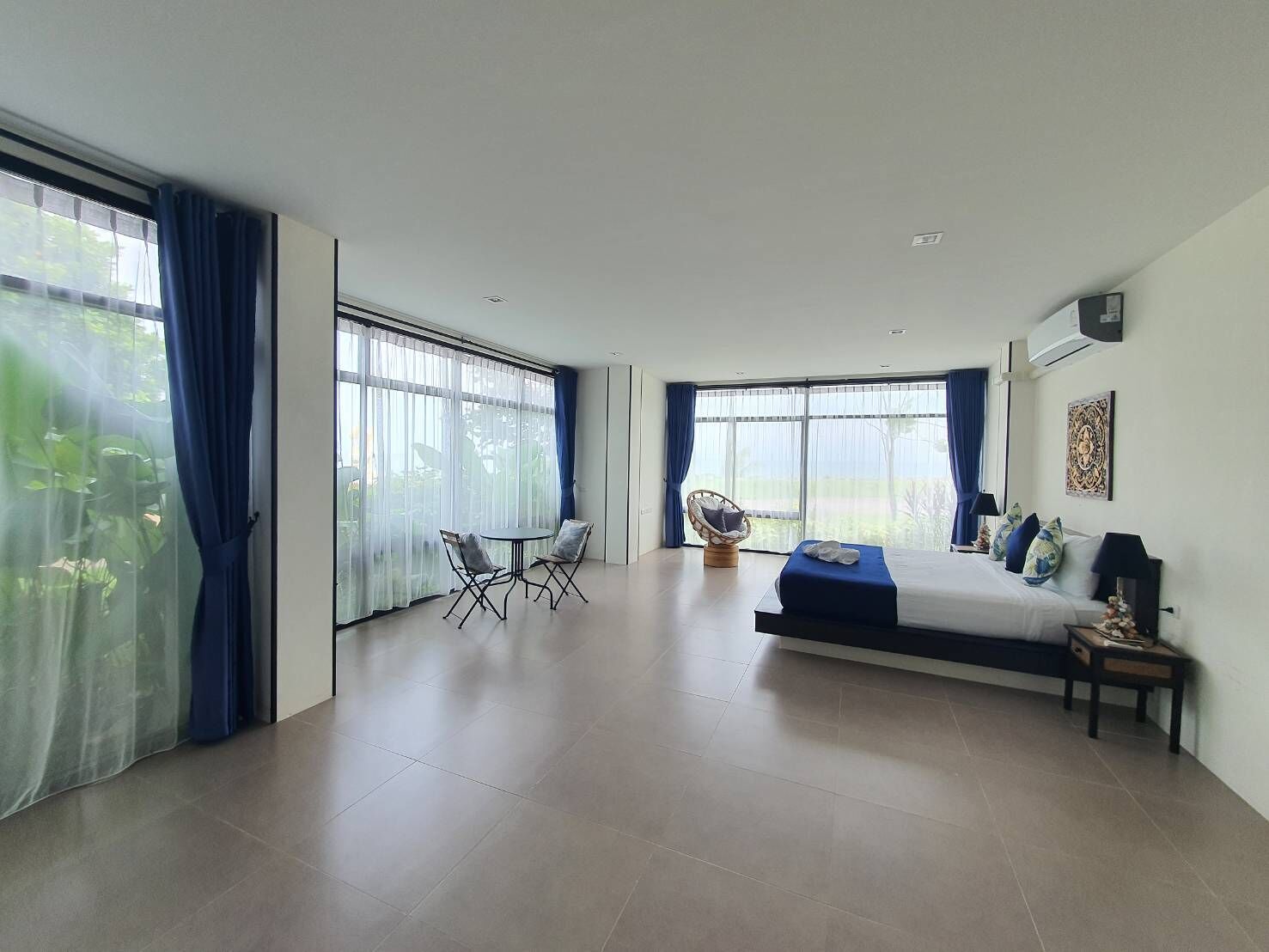Suite junior, vista al mar | Caja de seguridad en la habitación, escritorio y cortinas blackout 
