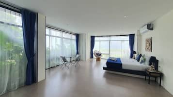Suite junior, vista al mar | Caja de seguridad en la habitación, escritorio y cortinas blackout
