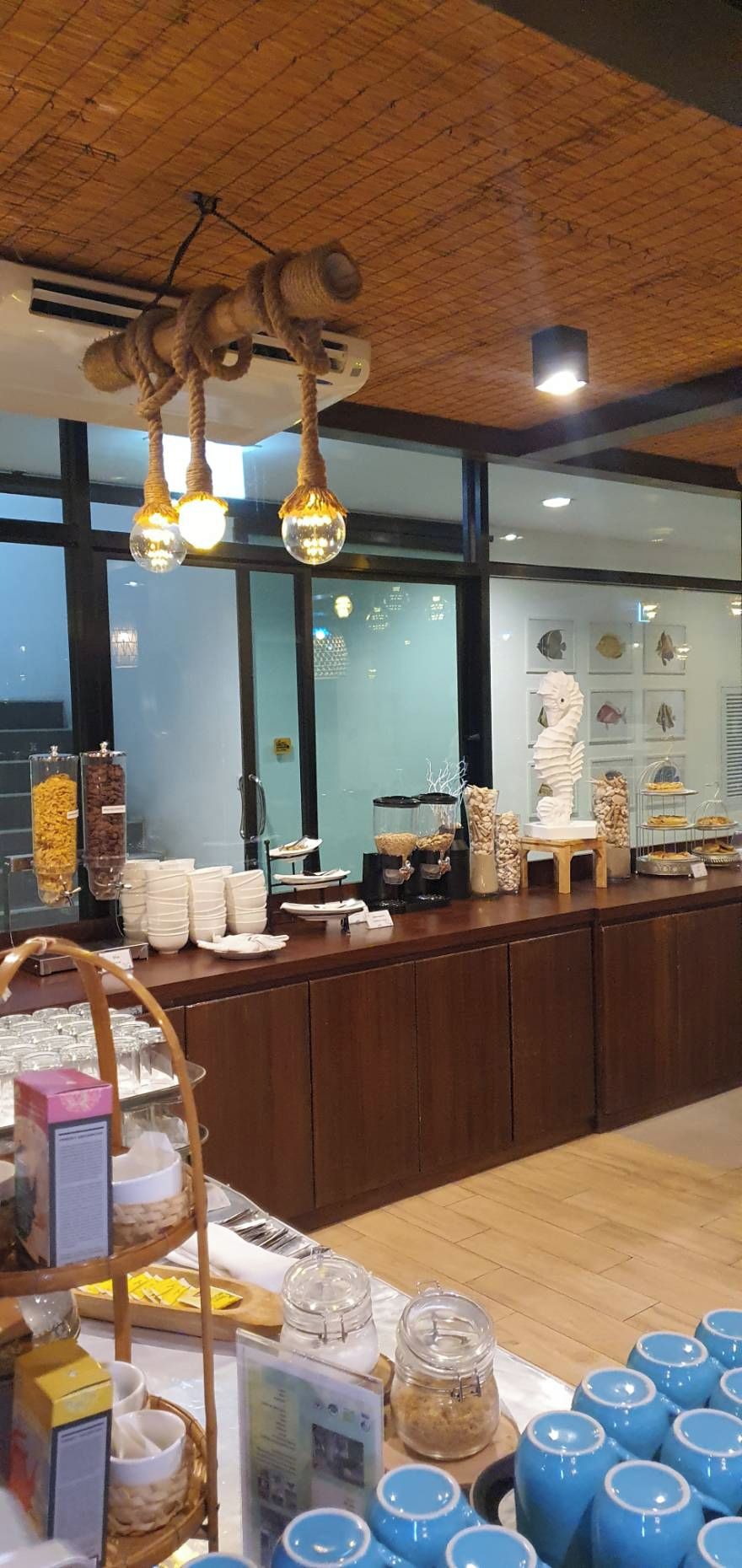 Un espace buffet proposant divers plats et une vitrine réfrigérée.