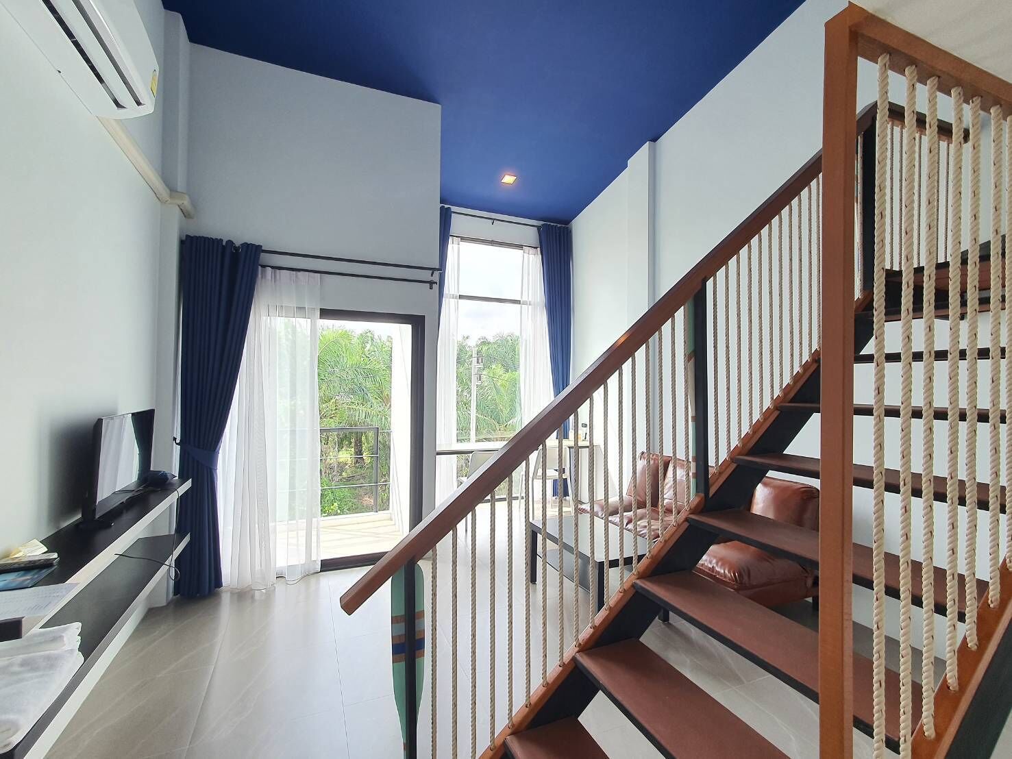 duplex, 1 bedroom | living area | 32-inch smart tv with satellite channels, tv