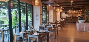 Restaurant - The Beach Resort & Residence (Pathio)