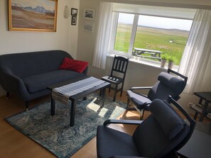 Lobby sitting area - Vagnsstadir HI Hostel (Kalfatellsstadhur)