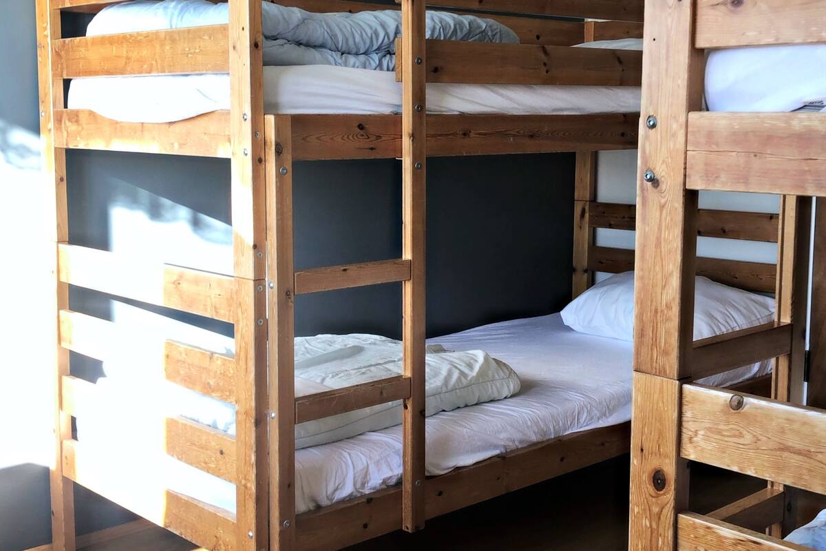 Vierpersoonskamer, gemeenschappelijke badkamer (Small with Bunk Beds) | Verduisterende gordijnen, geluiddichte muren, gratis wifi, beddengoed