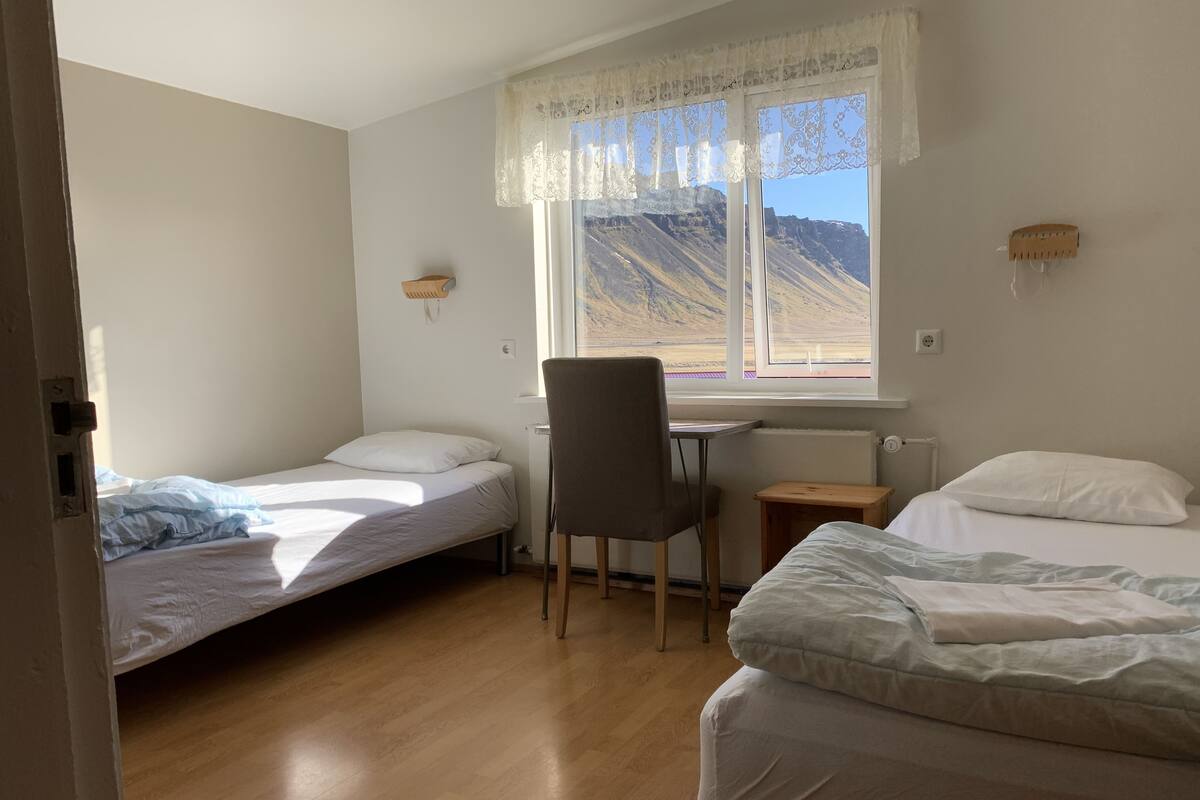 Twin kamer, gemeenschappelijke badkamer (Small) | Verduisterende gordijnen, geluiddichte muren, gratis wifi, beddengoed