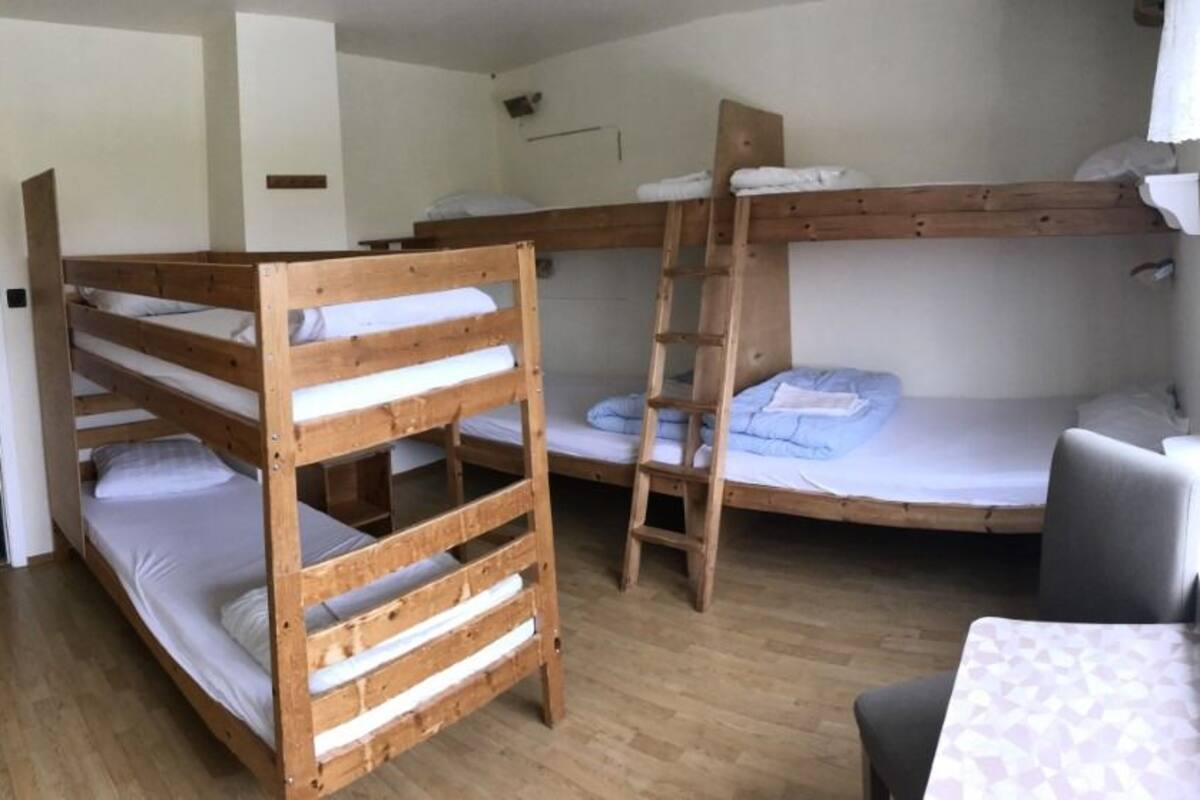 Kamer, gemeenschappelijke badkamer (Small with Bunk beds for 6) | Verduisterende gordijnen, geluiddichte muren, gratis wifi, beddengoed