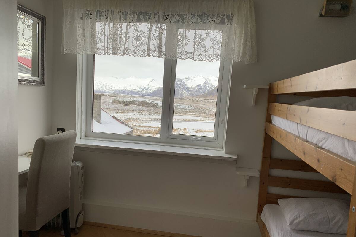Twin kamer, gemeenschappelijke badkamer (Small with Bunk Bed) | Verduisterende gordijnen, geluiddichte muren, gratis wifi, beddengoed