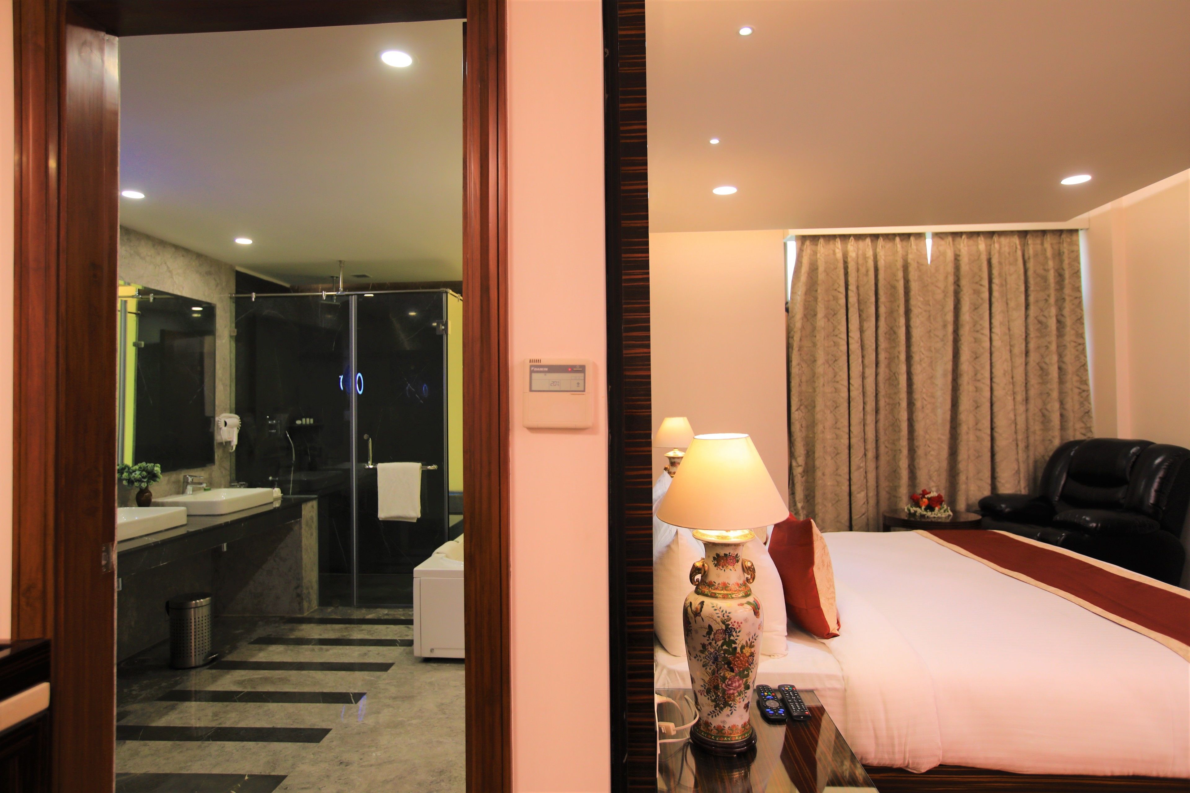Premium Studio Suite, 1 King Bed, Accessible | Bathroom