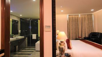 Premium Studio Suite, 1 King Bed, Accessible | Bathroom