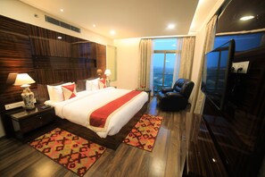 Premium Studio Suite, 1 King Bed, Accessible | Garden view - Hotel LA (New Delhi)