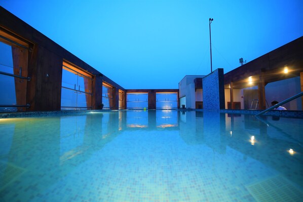 Una piscina al aire libre de temporada